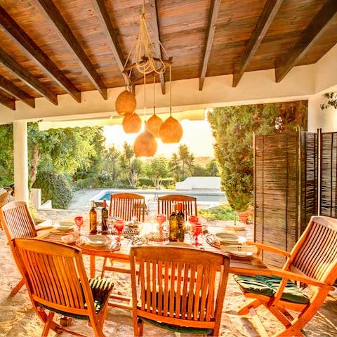 Sit out with sundowners on the alfresco dining table underneath the covered terrace