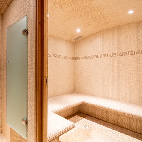 Unwind after skiing in the five-seater hammam