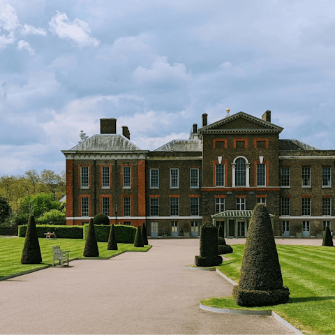Stroll around Kensington Palace and its manicured gardens, twenty minutes away