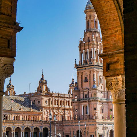 Meander through Seville to glorious Plaza de España