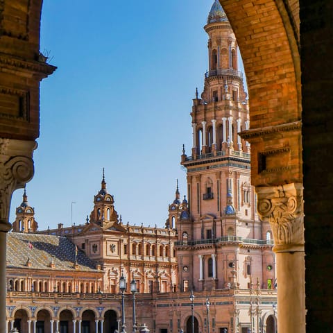 Meander through Seville to glorious Plaza de España