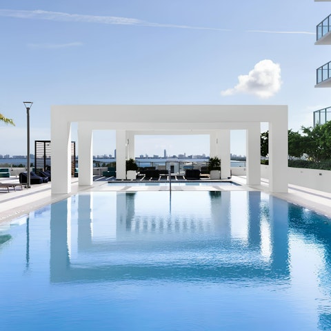 Make full use of the glimmering on-site swimming pool