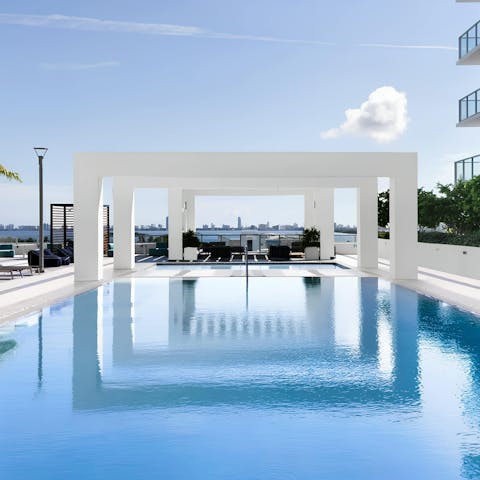 Make full use of the glimmering on-site swimming pool