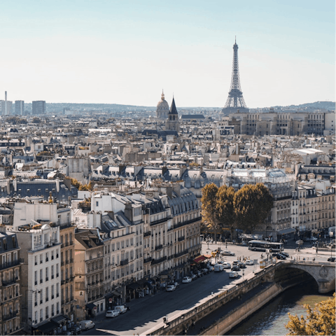 Stay in beautiful Paris, near the quays of the Seine and Place St Charles