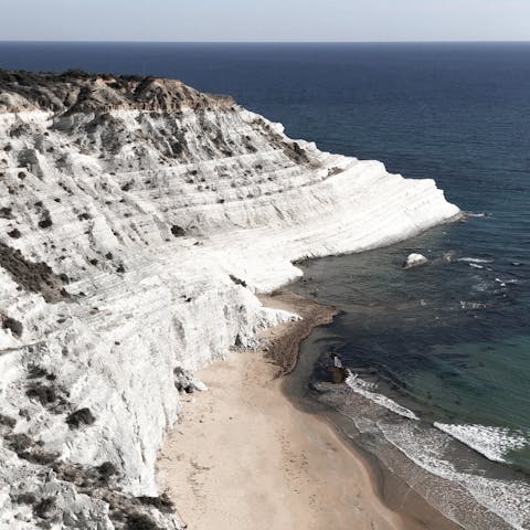 Discover the tiny village of Seccagrande, the perfect base for exploring pebble beaches, crystal clear waters and authentic Italian eateries