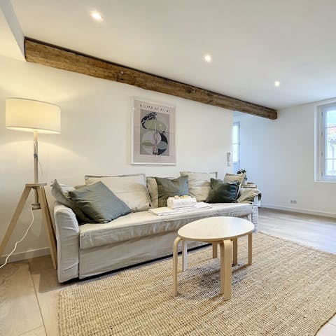 Read your guidebook while drinking coffee on the comfy sofa