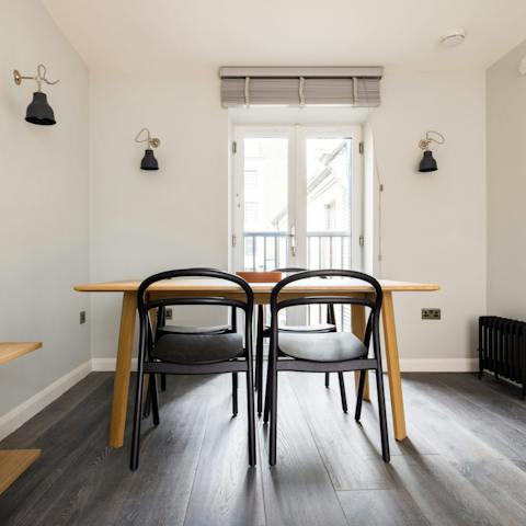 Sit down to celebratory meals in the bright dining area while watching the red lanterns sway outside