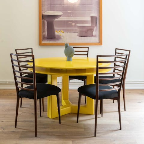 Prepare a quick bite in the kitchen or dine out – there are plenty of restaurants nearby