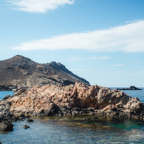 Explore the dazzling Athenian Riviera from your stylish base, just 400 metres from the sea and a five-minute walk to a beautiful sandy beach