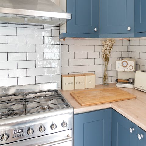 Rustle up a light lunch in the fully equipped kitchen