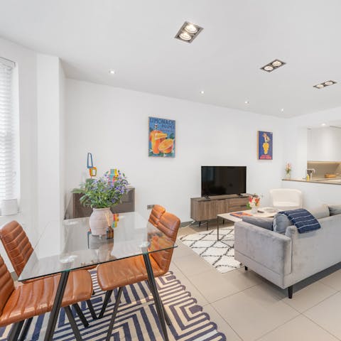 Cook for yourselves in the modern kitchen or dine out in Kensington