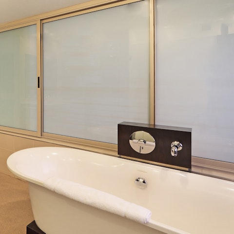 Unwind in the bathtub after a hike up Lion's Head or Table Mountain