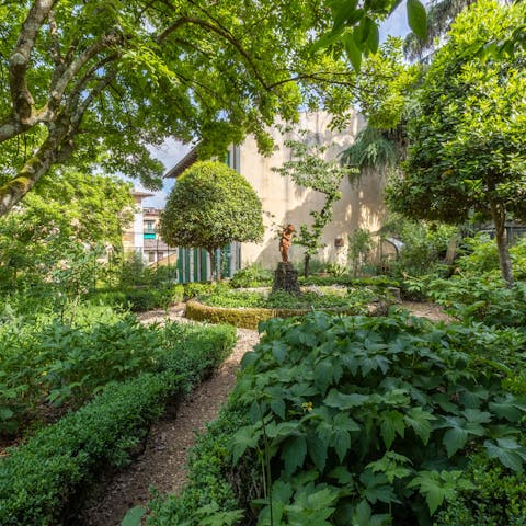 Unwind in the huge lemon-tree-filled garden