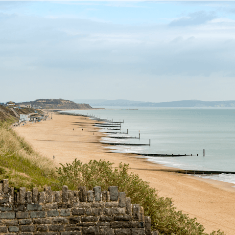 Plan a family outing to the Jurassic Coast, not far from this home by car