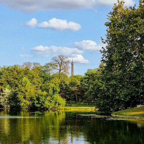 Find a peaceful spot in the Bois de Boulogne, 2.5km from the apartment