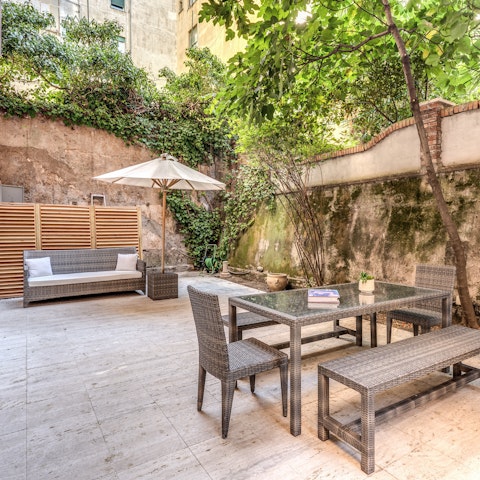 Relax in the large courtyard with a glass of Prosecco