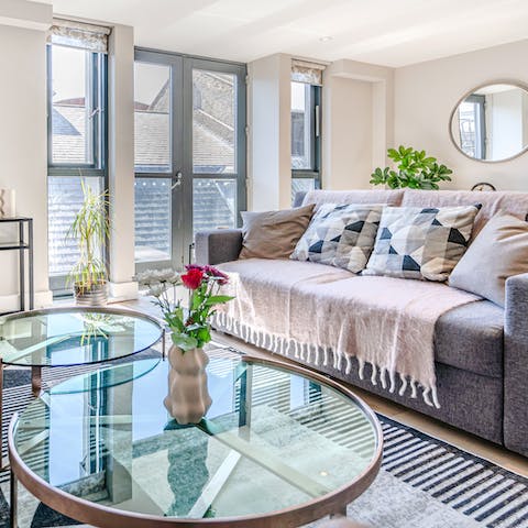 Relax and unwind in front of the TV in the open-plan living room and kitchen