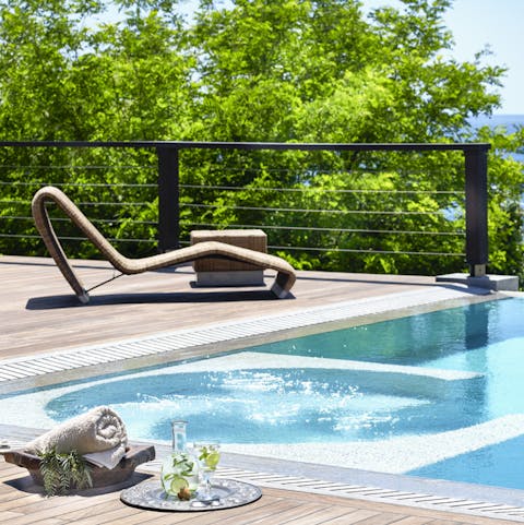 Refreshing bubbles from the integrated pool Jacuzzi