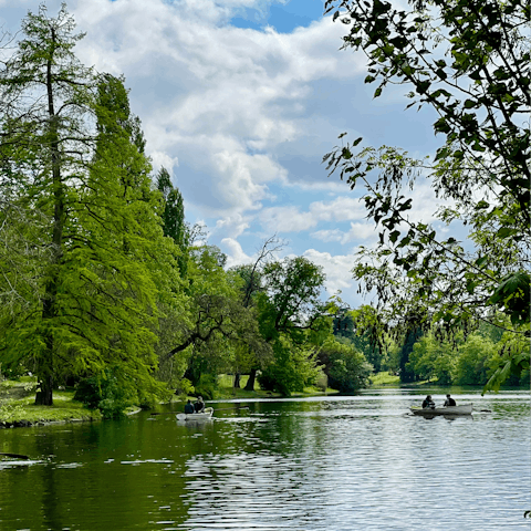 Relax and enjoy an afternoon stroll in Bois du Boulogne