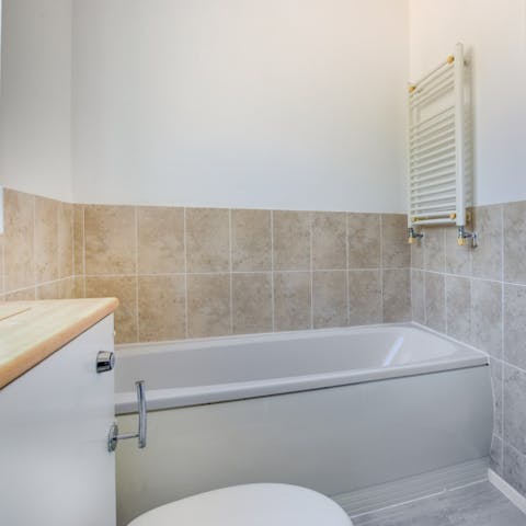 Relax after a stroll along the river with a soak in the bathtub