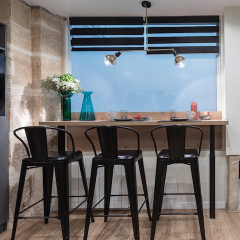 Start the day off right, as you make plans over croissants and coffee at the breakfast bar