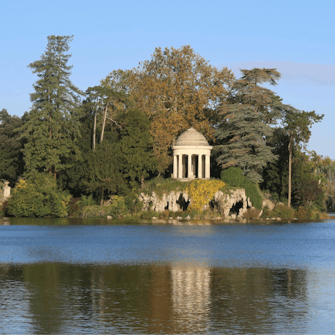 Go for a morning stroll through Bois de Vincennes