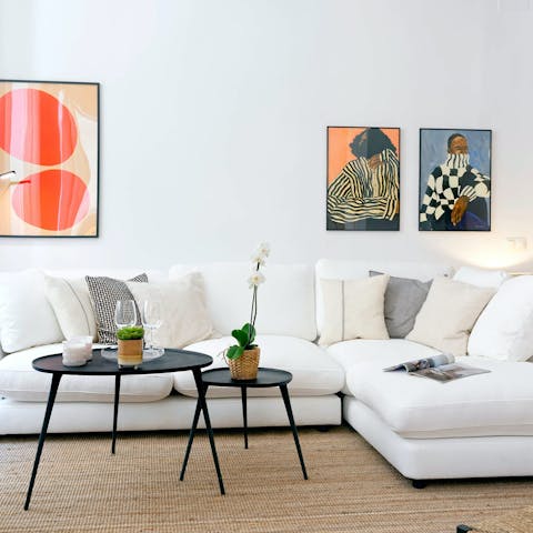 Read, relax and catch up with friends from the relaxing living room