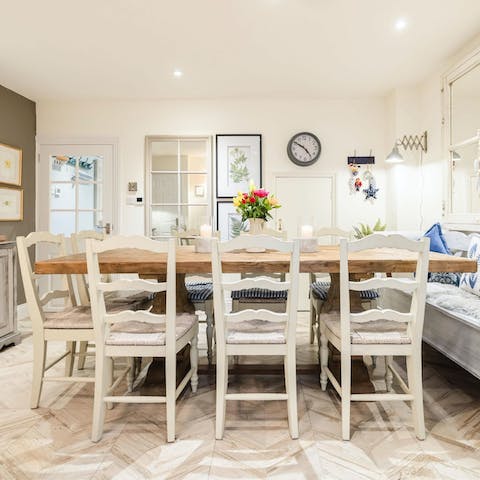 Organise delicious family feasts at the dining table