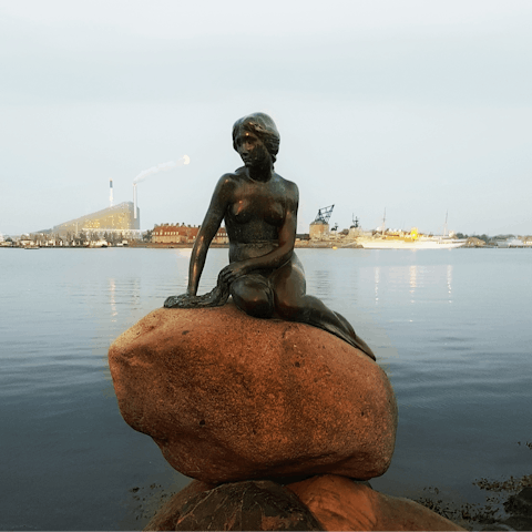 Take some snaps of the Little Mermaid, a thirty-minute walk or a ten-minute cycle ride from this home