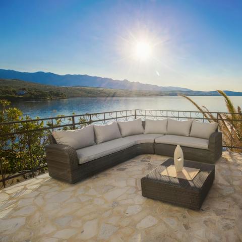 Admire stunning sea views and direct access to the water