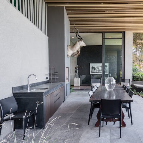 Have a traditional braai in style thanks to a fully-equipped outdoor kitchen
