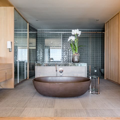 Feel refreshed after a day at the beach with a soak in the bath