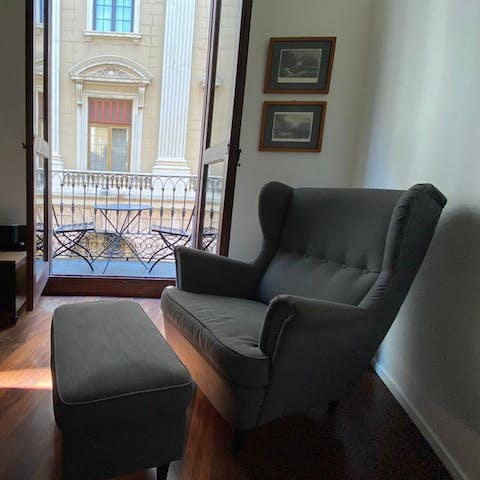 Put your feet up and catch up on your holiday read on the arm chair, listening to the sounds of the city below