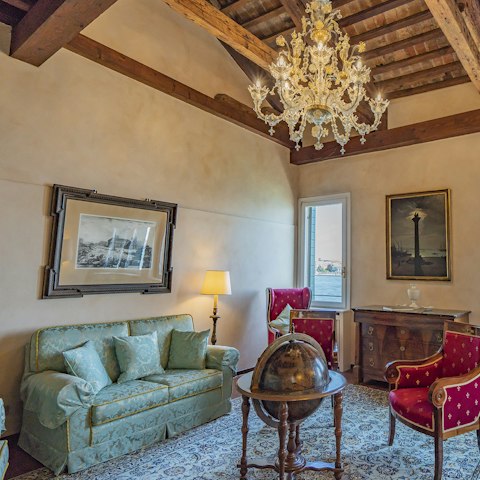 Relax with your loved ones in the salon with its Murano glass chandelier