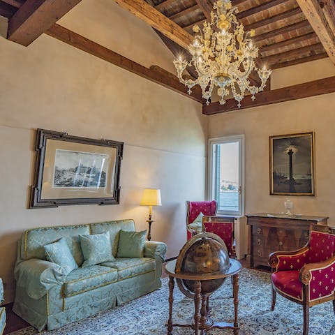 Relax with your loved ones in the salon with its Murano glass chandelier