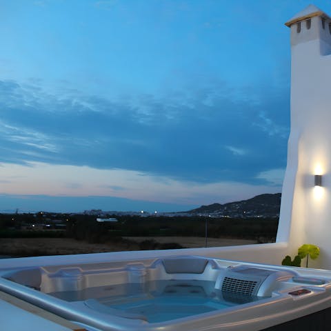 Spend relaxed evenings drinking wine in the private hot tub