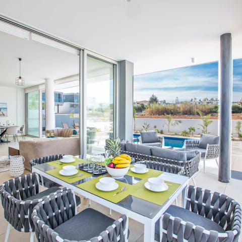 Gather around the dining set for tasty feasts in the evenings