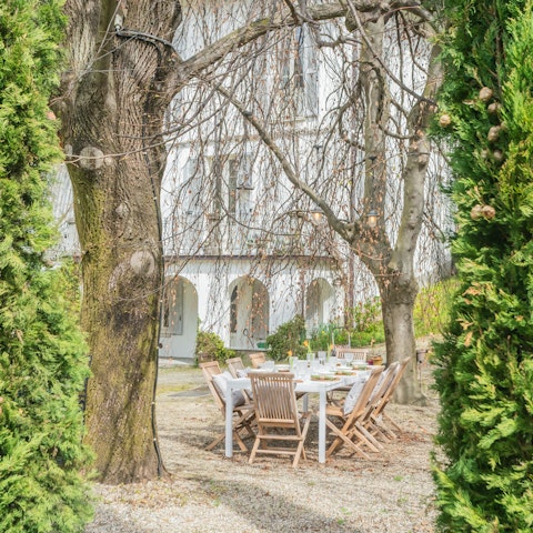 Pair fresh pasta with a glass of Nebbiolo in the pretty garden