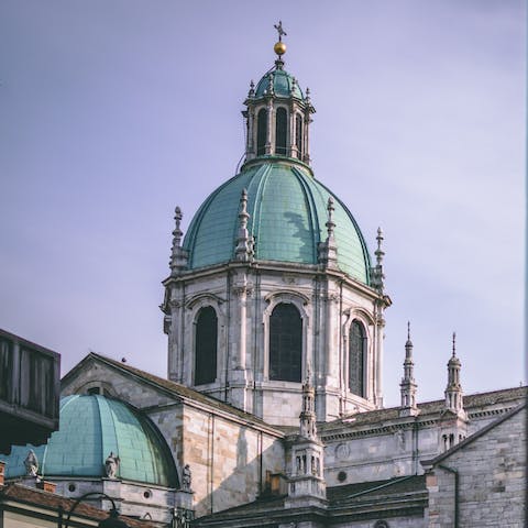 Walk to Como Cathedral in around five minutes