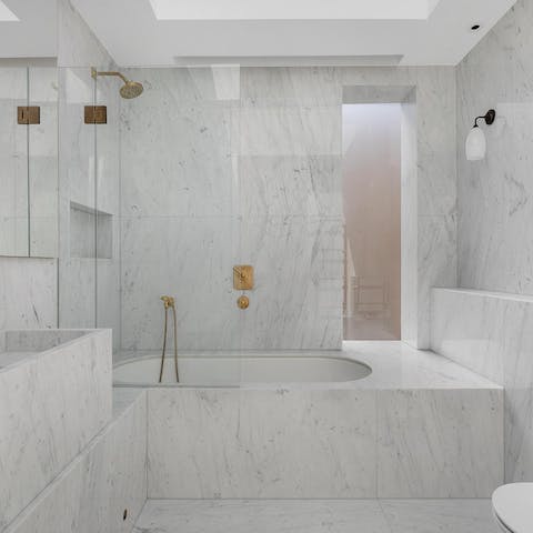 Soak in the bathtub after a cultural trip to nearby Fulham Palace