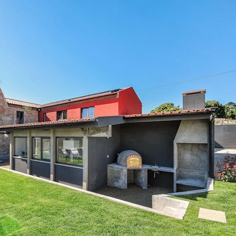 Try your hand a cooking fresh, from scratch pizzas or barbecue in the traditional covered churrasco