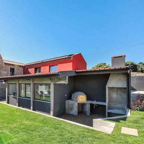 Try your hand a cooking fresh, from scratch pizzas or barbecue in the traditional covered churrasco