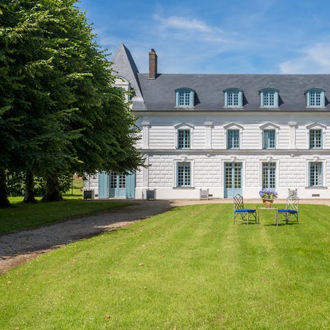 An enormous lawn to make use of