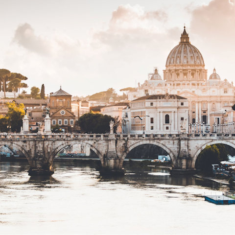 Stay in the heart of Trastevere, a short stroll from Piazza Trilussa