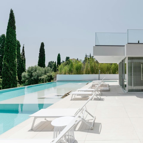 Relax on a lounger in the pool with a view of the sea