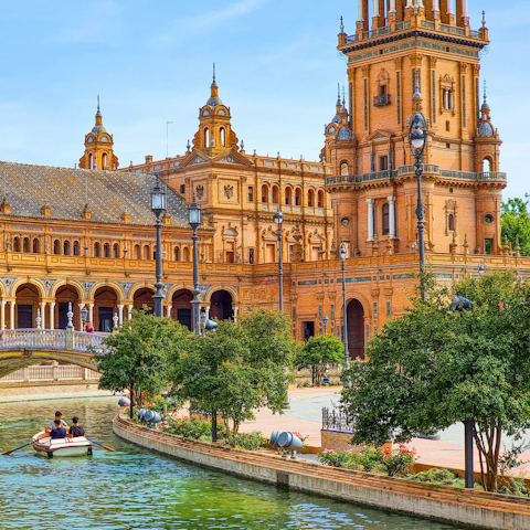 Take a boat ride at the Plaza de España
