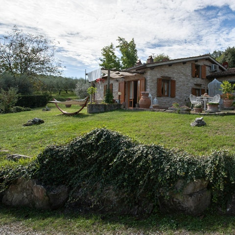 Relax in the hammock or sunbathe on the Tuscan grass