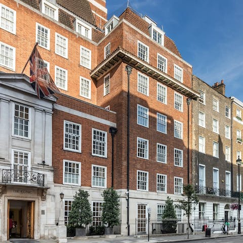 Give chic Marylebone living a whirl at this handsome Georgian apartment
