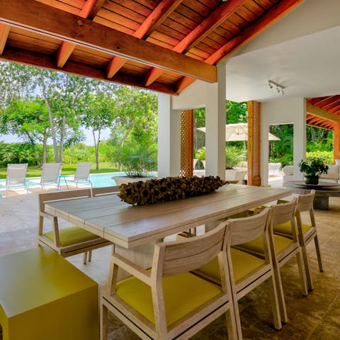 Treat your guests to a delicious alfresco meal on the patio