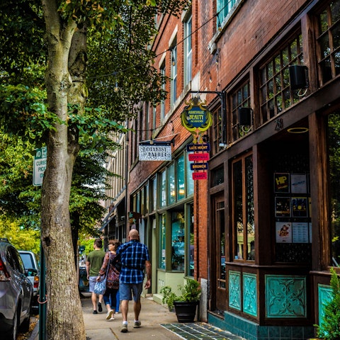 Discover Asheville's restaurants and art galleries – a ten-minute drive away